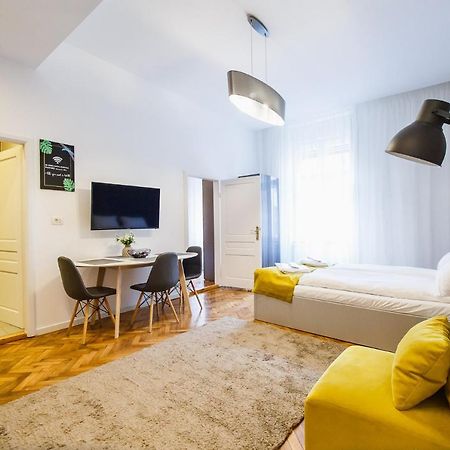 Eat It Cozy Downtown Apartments Oradea Exteriör bild